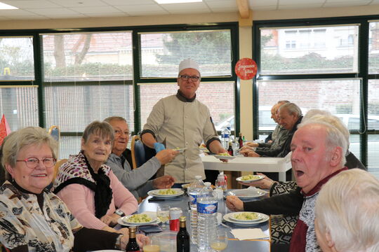 Photo d'habitants qui partagent un repas au Centre Deloffre.